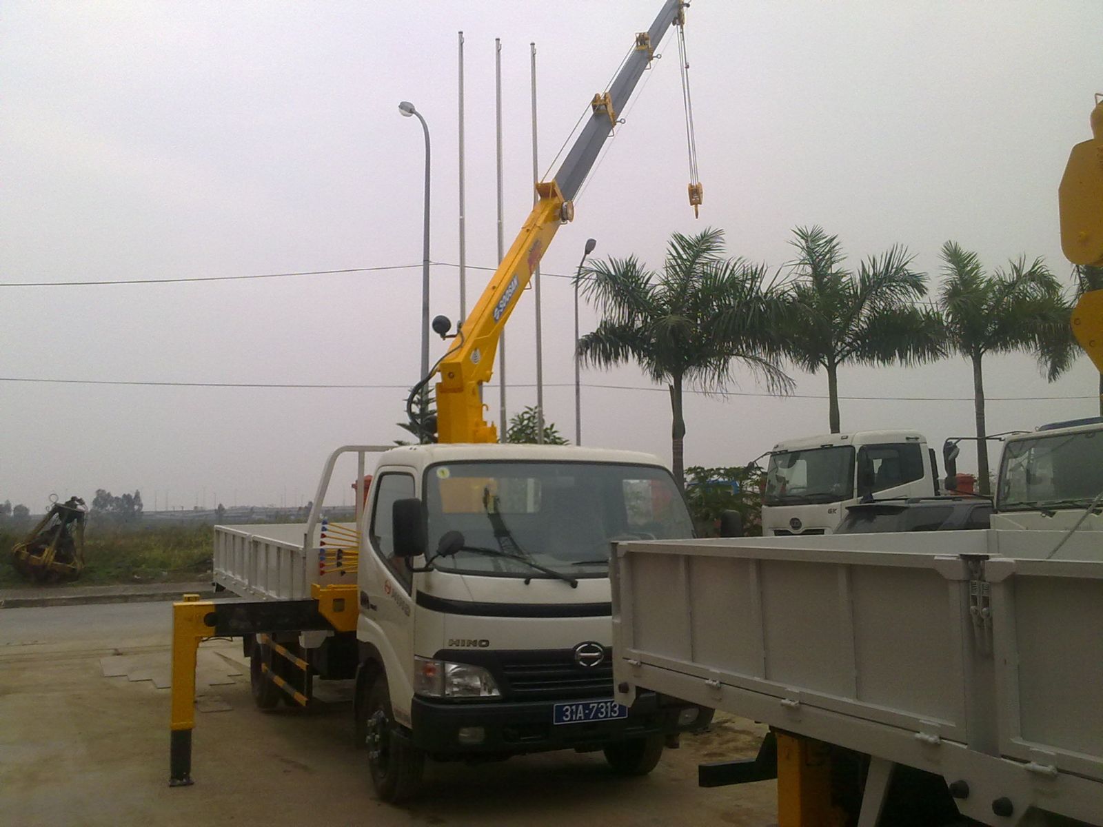 Xe tải gắn cẩu- Hino gắn cẩu 3.2T