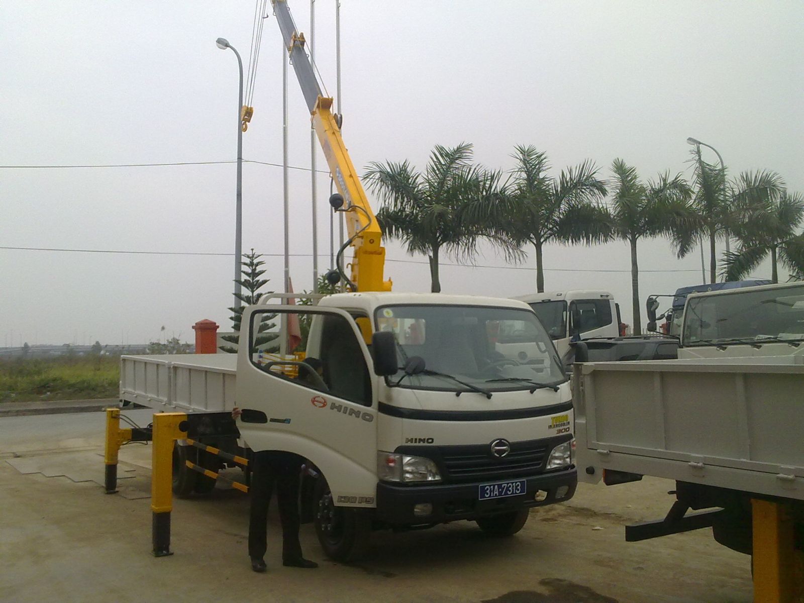 Xe tải gắn cẩu- Hino gắn cẩu 3.2T