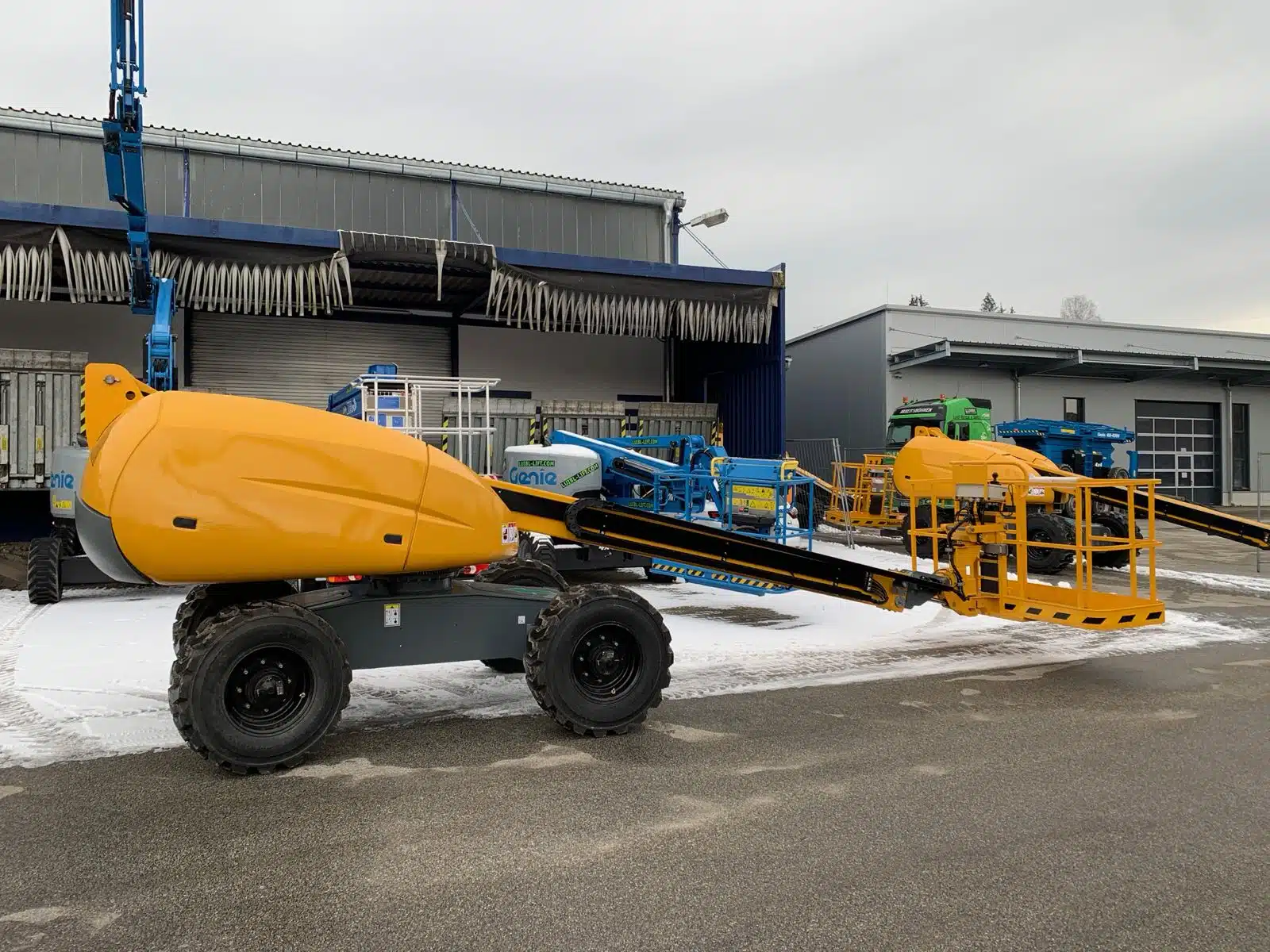 Tổng quan xe nâng người 14m Haulotte HAULOTTE tại công trường.