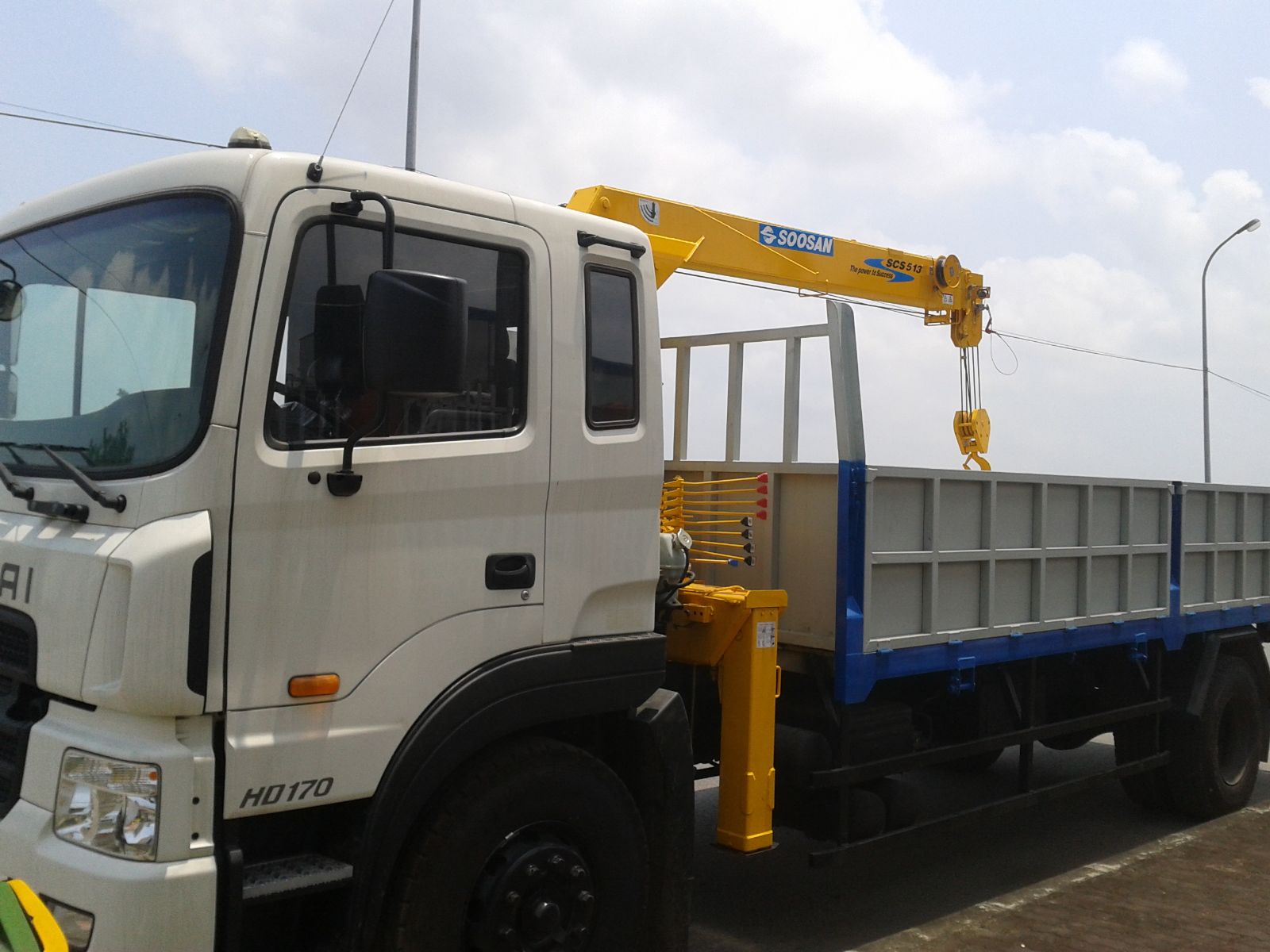 Xe tải gắn cẩu- Hyundai gắn cẩu 5T