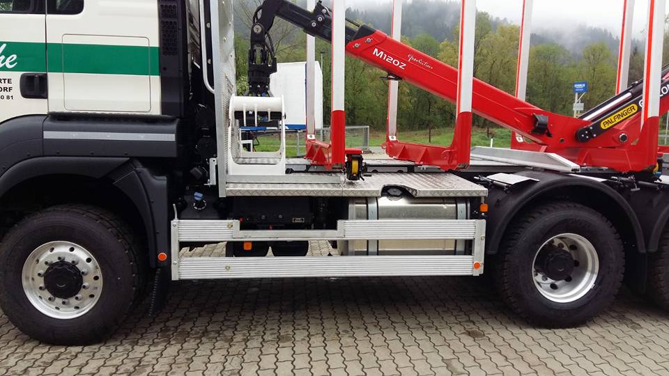 Cận cảnh cẩu gập robot Palfinger trên xe đầu kéo gắn cẩu chở gỗ MAN.