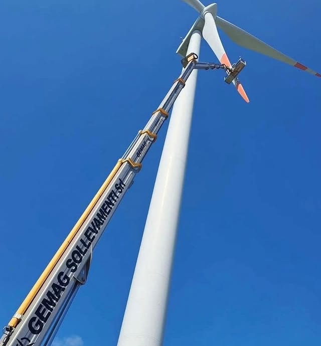 socage-75tjj đang bảo trì điện gió với xe nâng người 75m