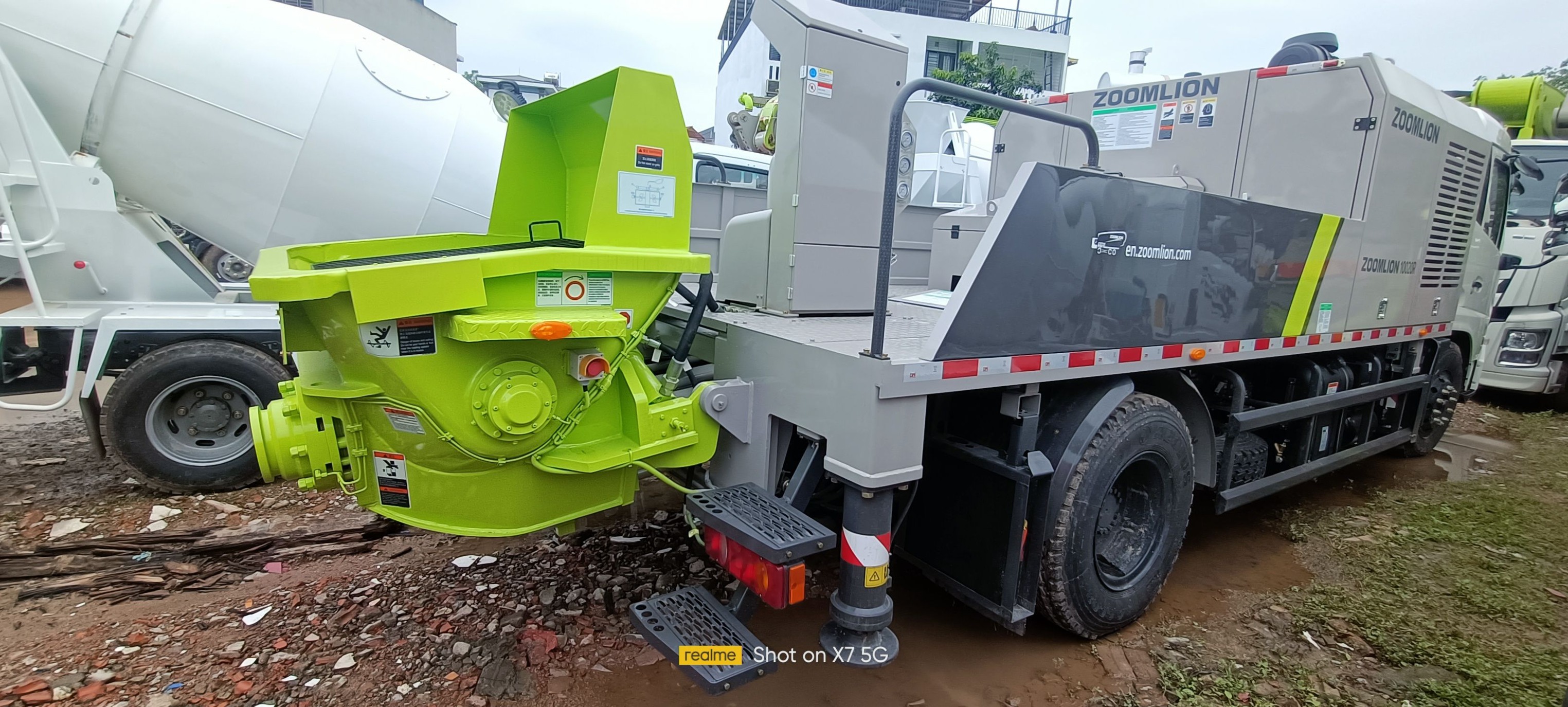 Xe Bơm Bê Tông Tự Hành (Truck-Mounted Line Pump) và Bơm Tĩnh (Stationary/Trailer Pump)