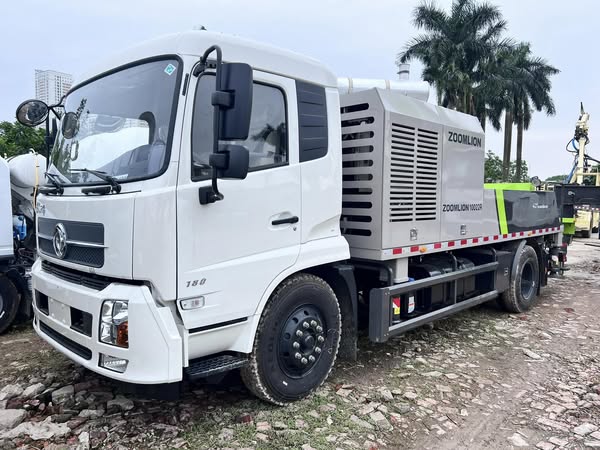 Xe Bơm Bê Tông Tự Hành (Truck-Mounted Line Pump) và Bơm Tĩnh (Stationary/Trailer Pump)