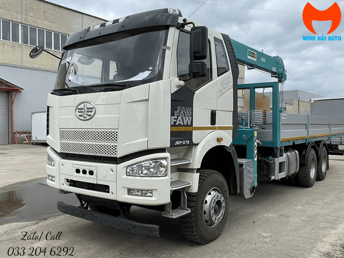 Toàn cảnh xe tải gắn cẩu FAW CA3250 với cẩu HLC 8016 đang nâng hạ vật liệu xây dựng.