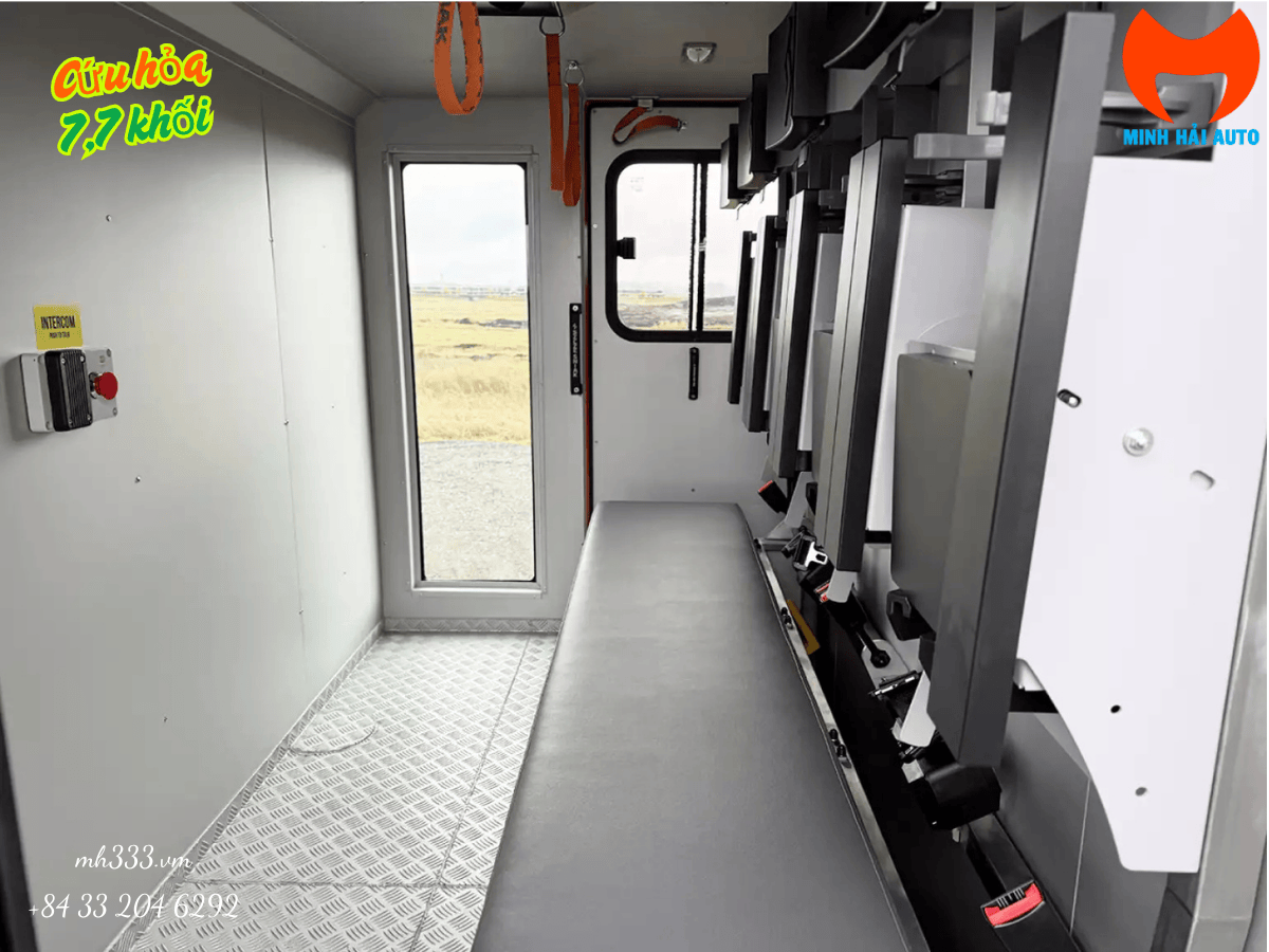 Bảng điều khiển điện tử và các van của hệ thống bơm chữa cháy Szczesniak được lắp đặt phía sau xe.