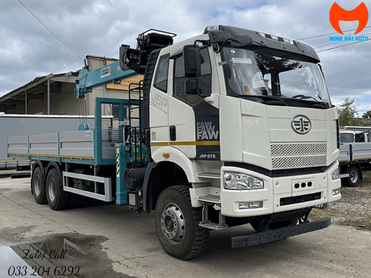 Bảng điều khiển hiện đại của cẩu HLC 8016 trên xe tải gắn cẩu FAW CA3250.