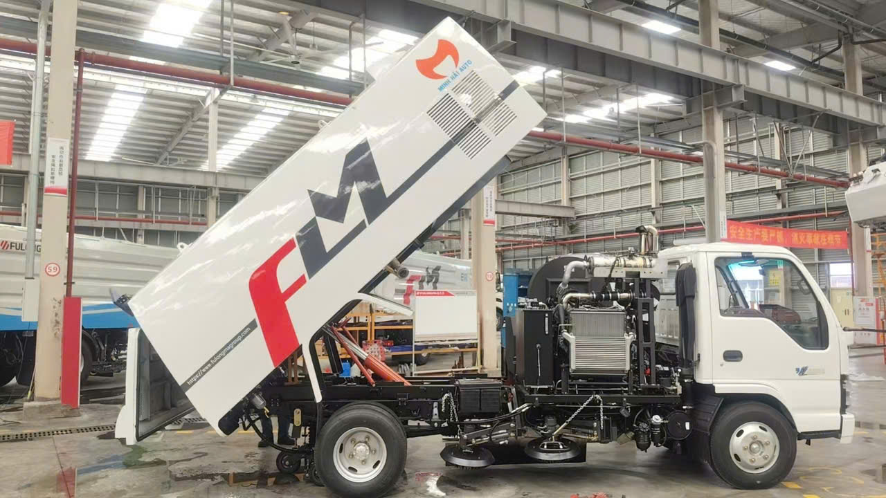 Bảng điều khiển hiện đại của xe quét đường hút bụi Fulongma 5 khối.