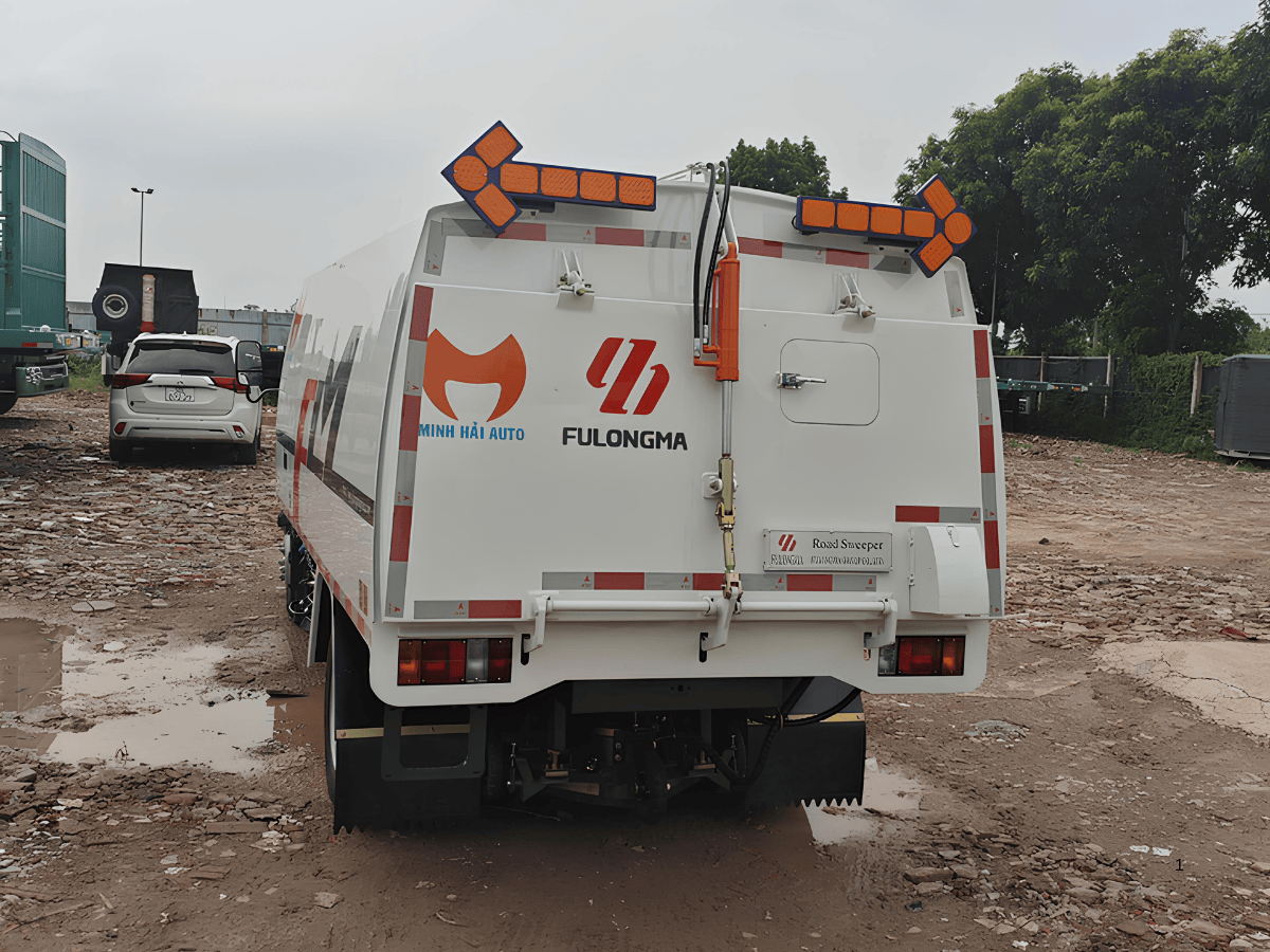 Bảng điều khiển thông minh trong cabin xe quét rác hút bụi 4.5 khối.