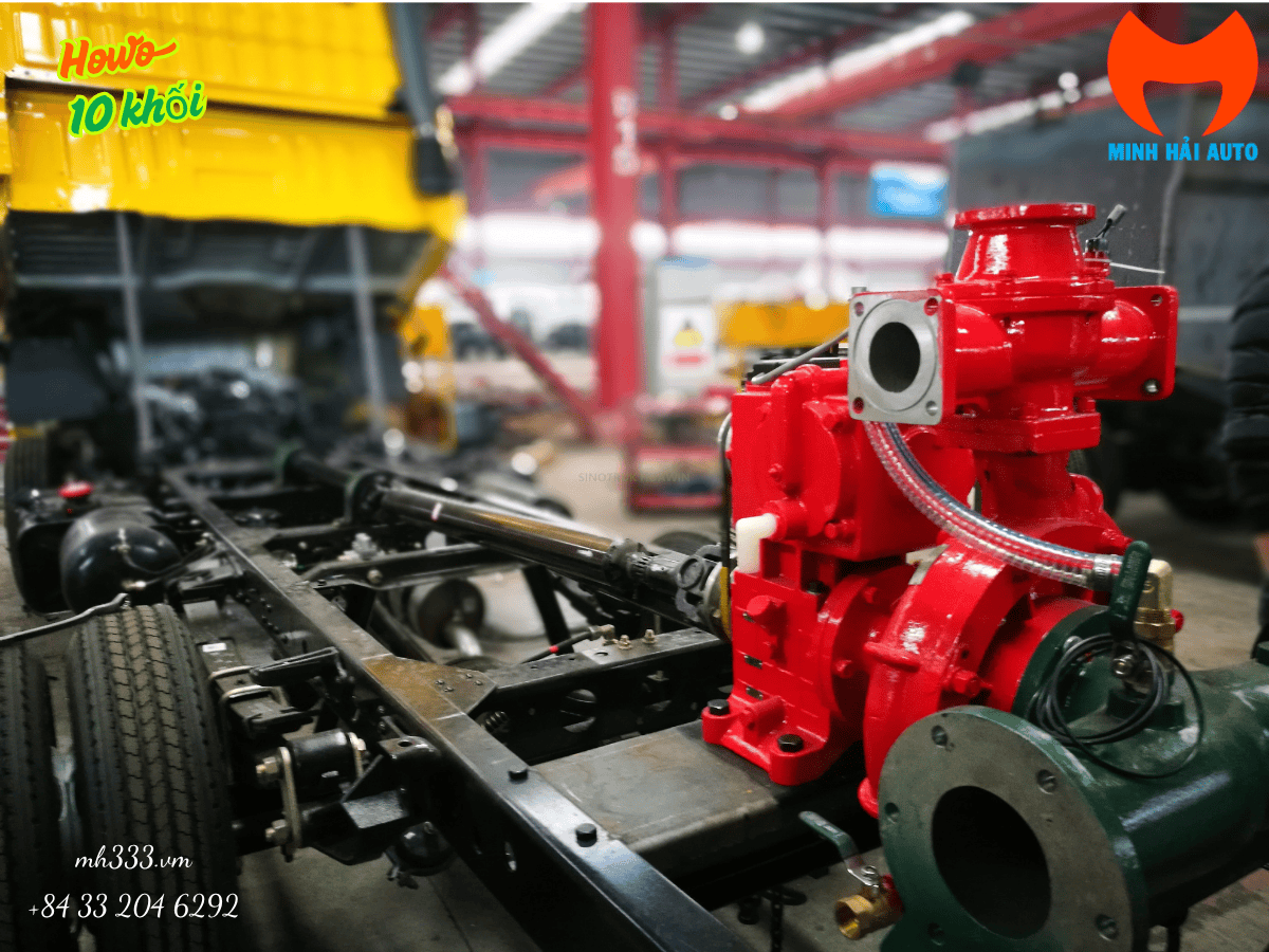 Bảng điều khiển thông minh và hệ thống bơm CB1060 của xe chữa cháy 10 khối HOWO.