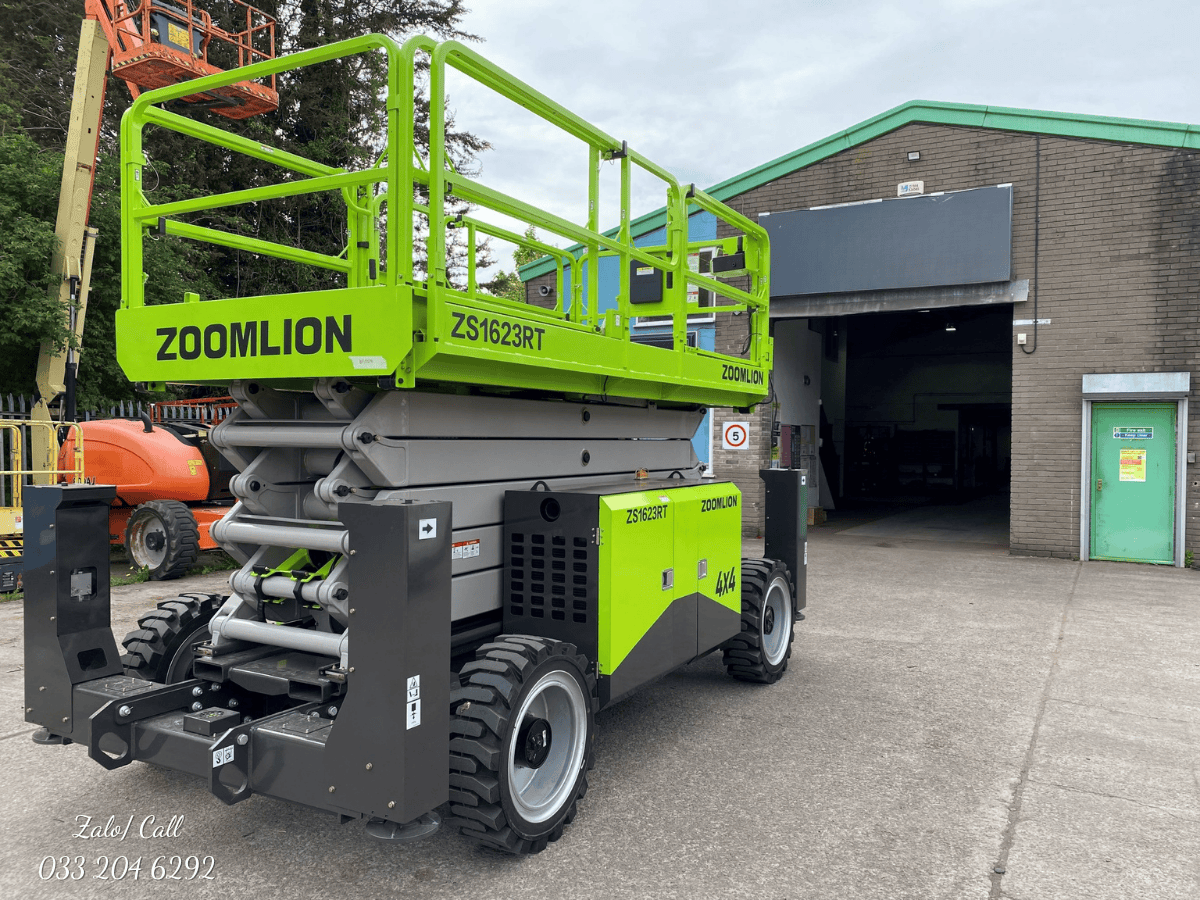 Bảng điều khiển trên sàn thao tác của xe nâng Zoomlion với nút dừng khẩn cấp màu đỏ nổi bật và cần điều khiển dễ sử dụng.
