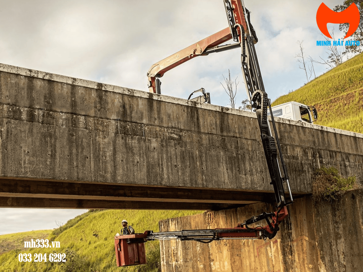 Bảng điều khiển trực quan của xe kiểm tra cầu PK 19001, hiển thị các thông số vận hành và an toàn.