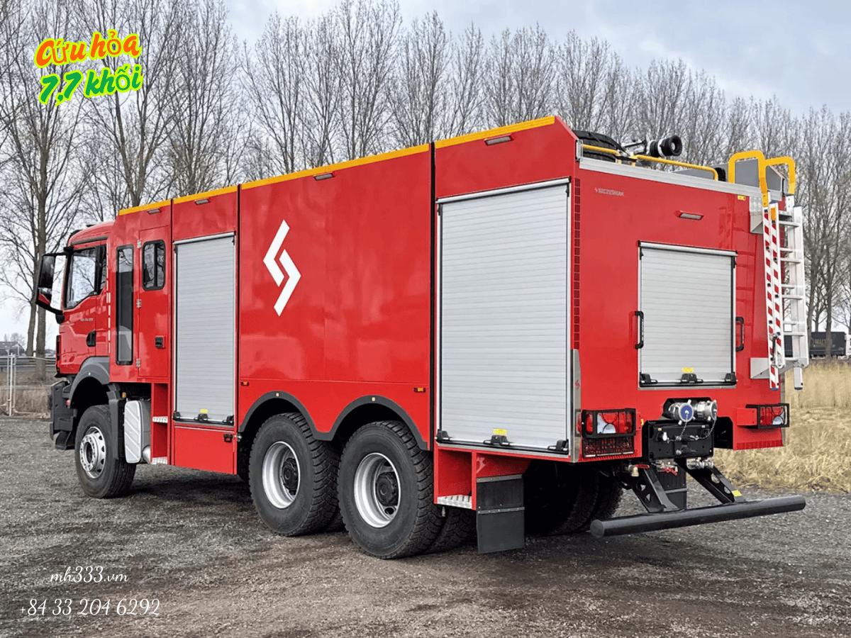 Bảng điều khiển và hệ thống bơm của xe cứu hỏa 7.7 khối, dễ dàng thao tác.