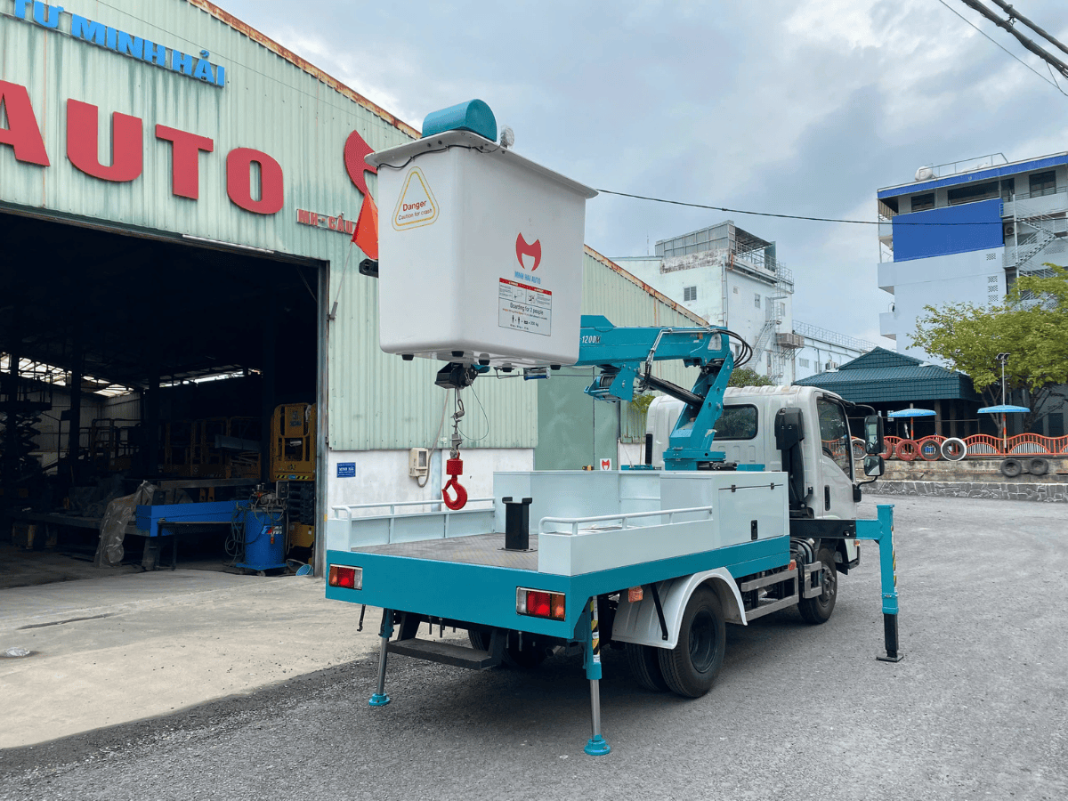 Bộ chân chống sau cho xe tải gắn cẩu, màu đen và đỏ, giúp xe giữ thăng bằng và an toàn khi vận hành cẩu.