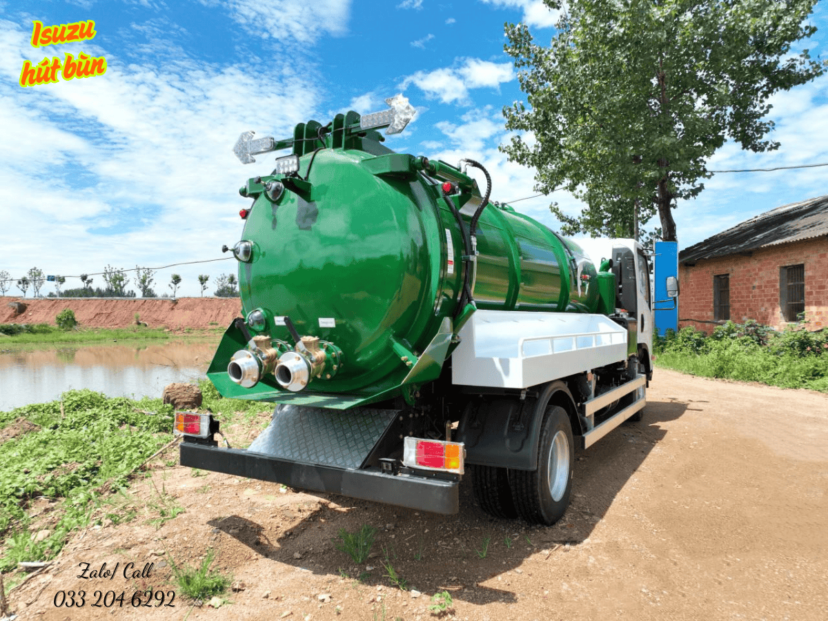 Bồn chứa dung tích 6m3 làm từ thép hợp kim SS400 của xe hút bể phốt Isuzu 6m3, thể hiện sự chắc chắn và chống ăn mòn.