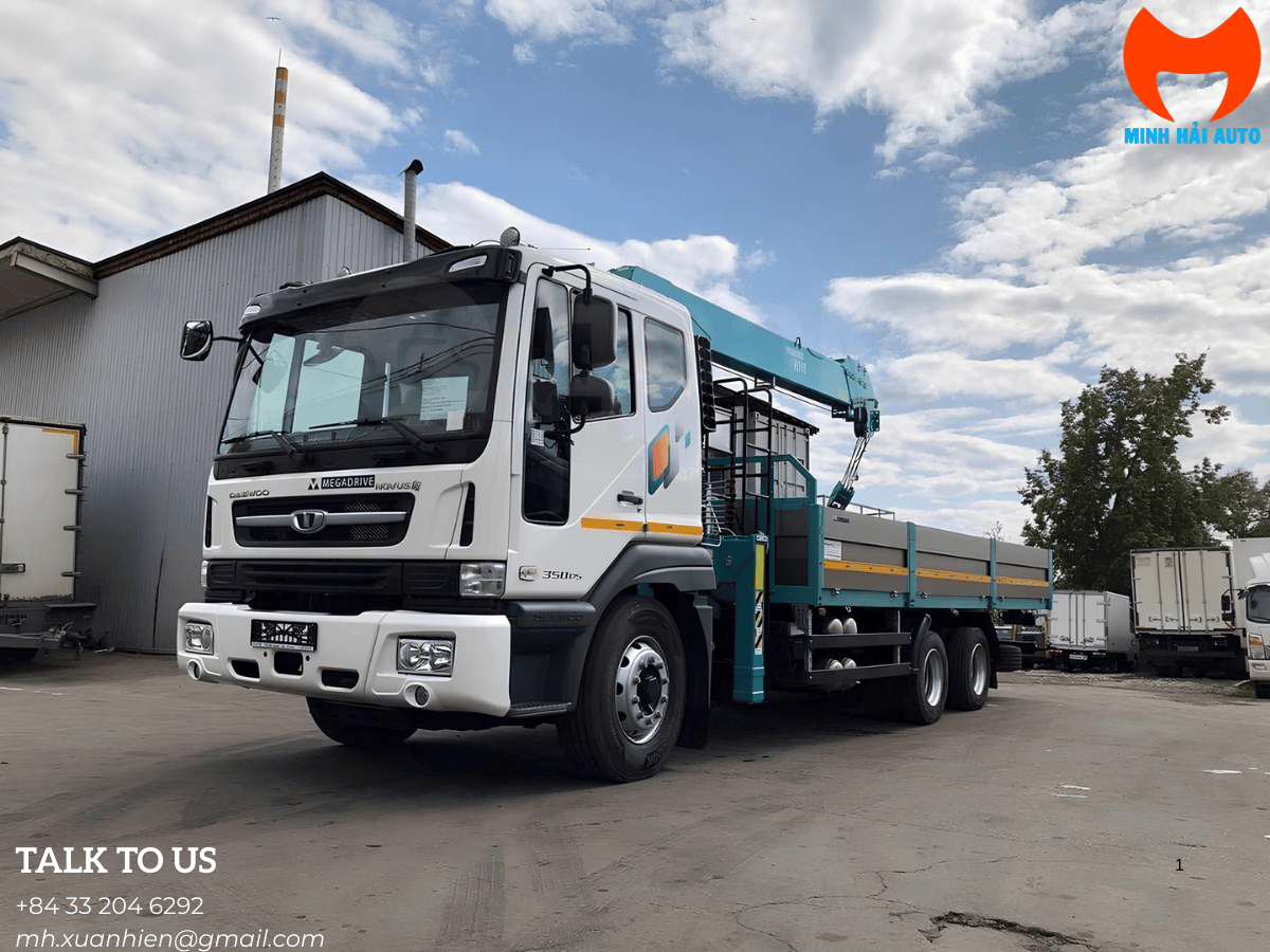 Cabin tiện nghi của xe tải Daewoo Novus gắn cẩu tự hành 8 tấn.