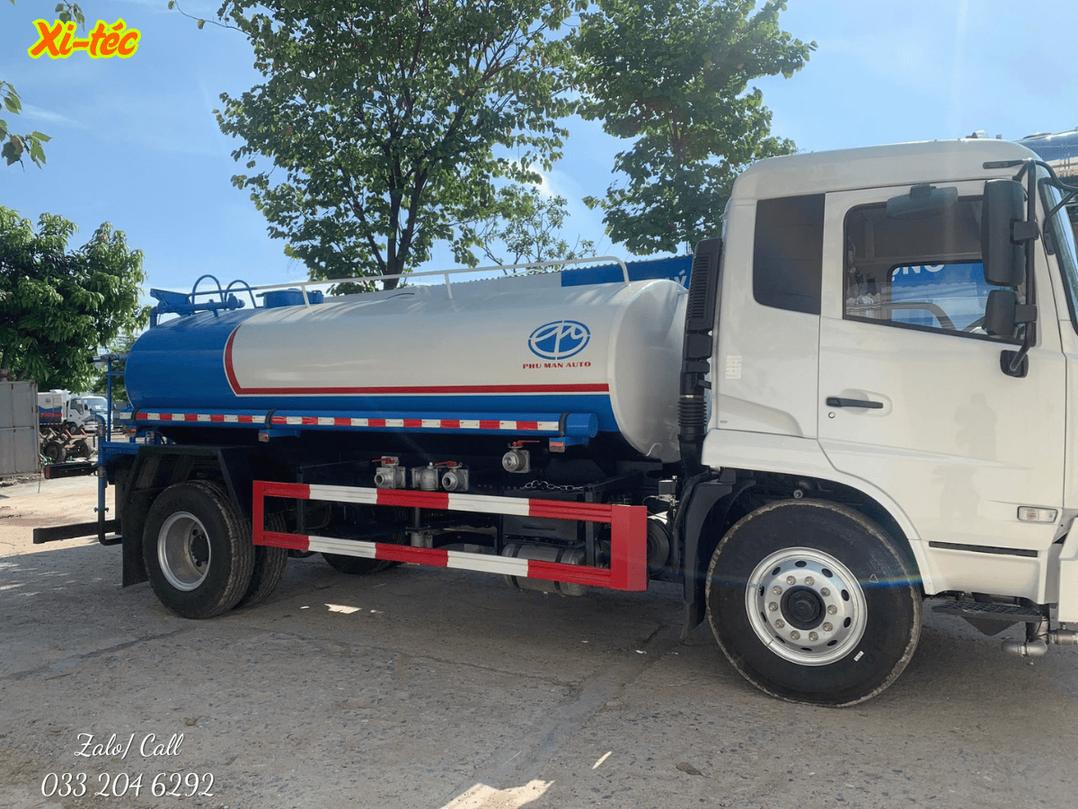 Cabin và bảng điều khiển của xe phun nước rửa đường Dongfeng 6.5m³.