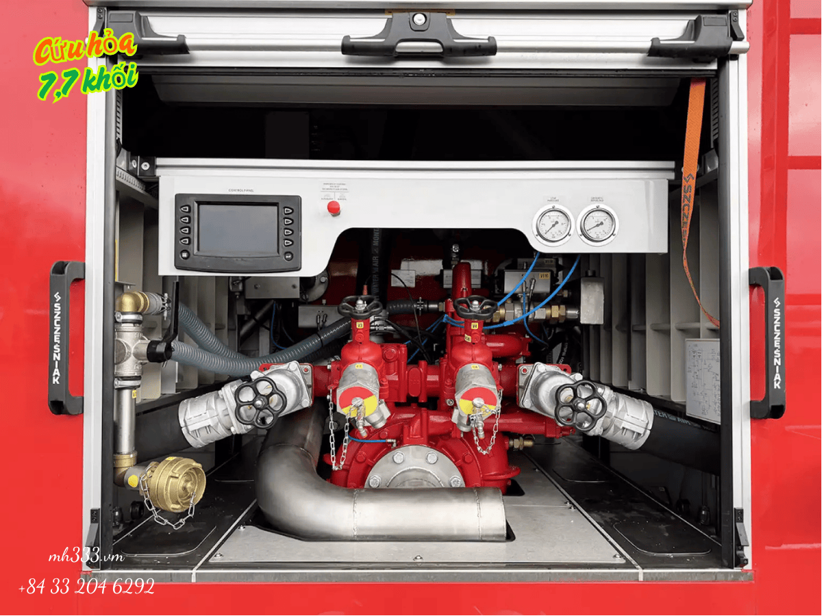 Các khoang chứa thiết bị PCCC chuyên dụng được mở ra bên hông xe cứu hỏa MAN TGS 33.400.