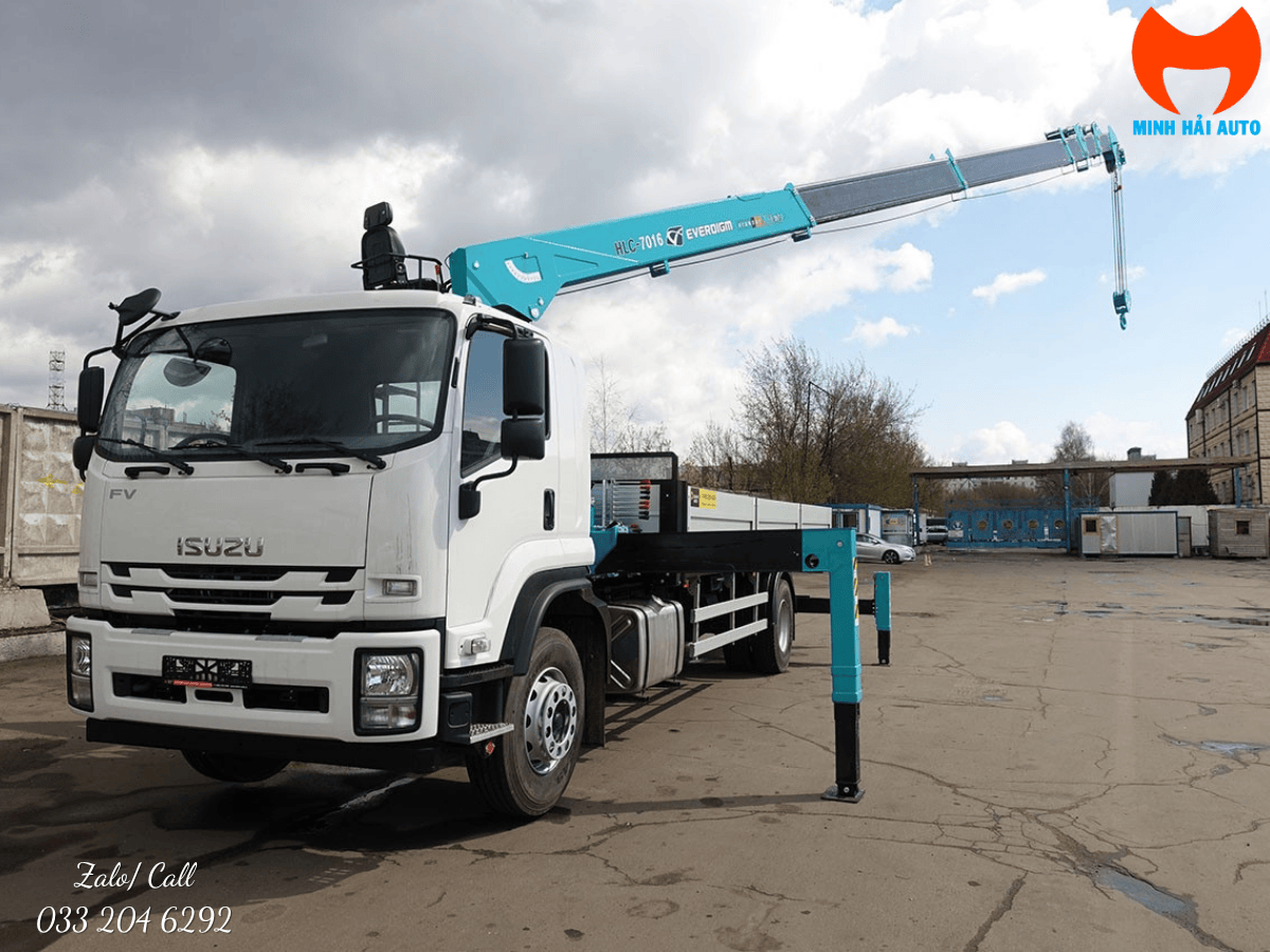 Các xe cẩu tự hành Isuzu 6 tấn được kiểm tra kỹ lưỡng trước khi bàn giao cho doanh nghiệp.