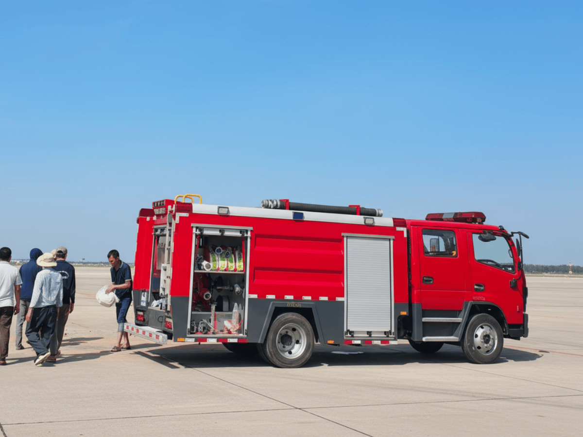 Cán bộ thực hiện kiểm định kép PCCC và GTVT, một bước quan trọng trong thủ tục nhập khẩu xe cứu hỏa về khu chế xuất