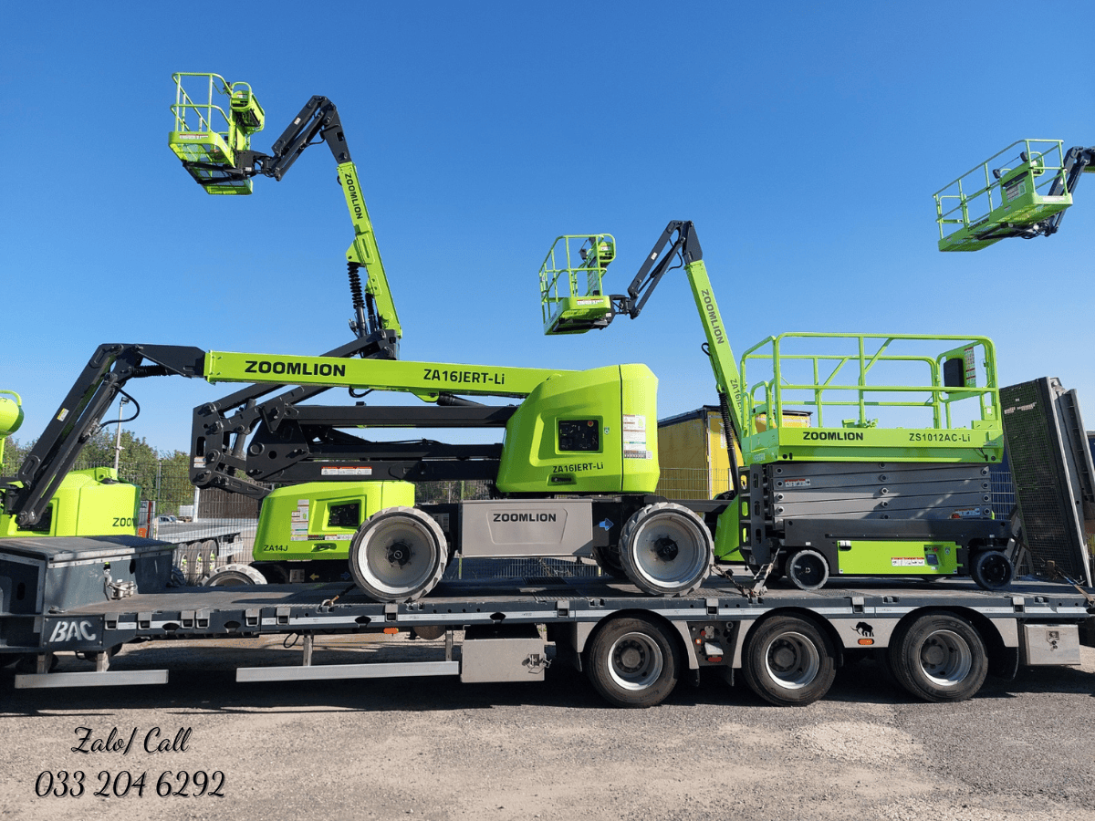 Cận cảnh bảng điều khiển và sàn thao tác của xe nâng người cắt kéo 12m, thể hiện sự chắc chắn và an toàn.