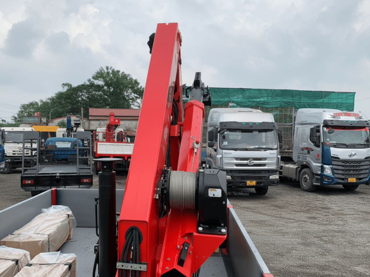 Cận cảnh bộ điều khiển từ xa không dây của cẩu Palfinger PK 6500, giúp vận hành an toàn và chính xác.