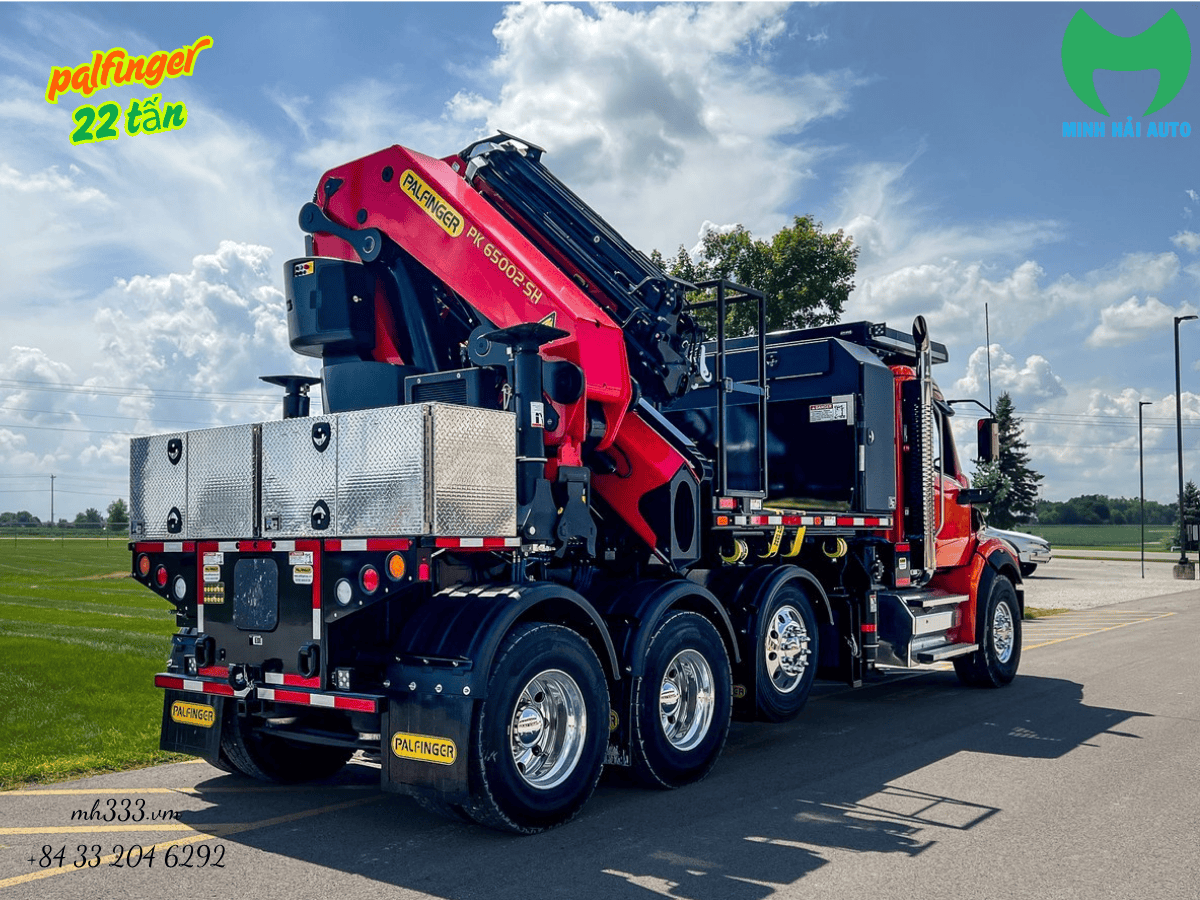 Cận cảnh bộ điều khiển từ xa thông minh của cẩu gập palfinger PK 65002 SH.