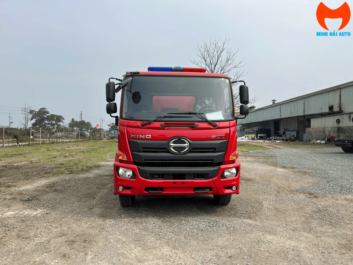 Cận cảnh bơm chữa cháy Ebara và bảng điều khiển hiện đại trên xe Hino 6 khối.