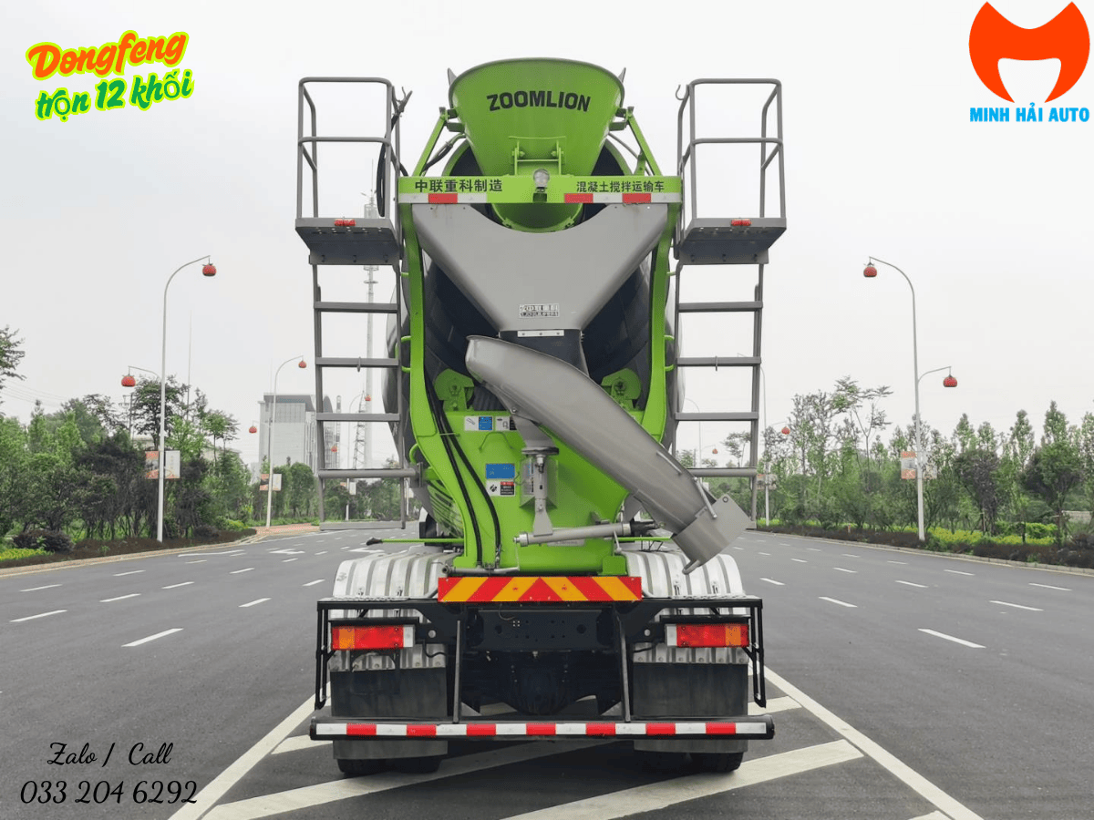 Cận cảnh bồn trộn và lưỡi trộn của xe trộn bê tông Dongfeng 12 khối.