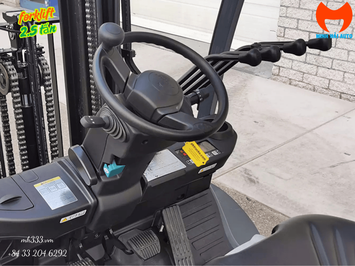 Cận cảnh buồng lái tiện nghi và bảng điều khiển điện tử của xe nâng hàng forklift Toyota, tích hợp hệ thống an toàn SAS.