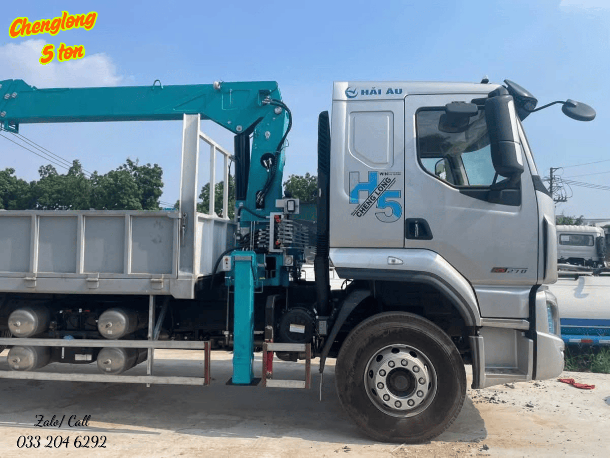 Cận cảnh cabin hiện đại của xe tải Chenglong M3 với thiết kế khí động học, hệ thống đèn Halogen và logo Chenglong nổi bật.