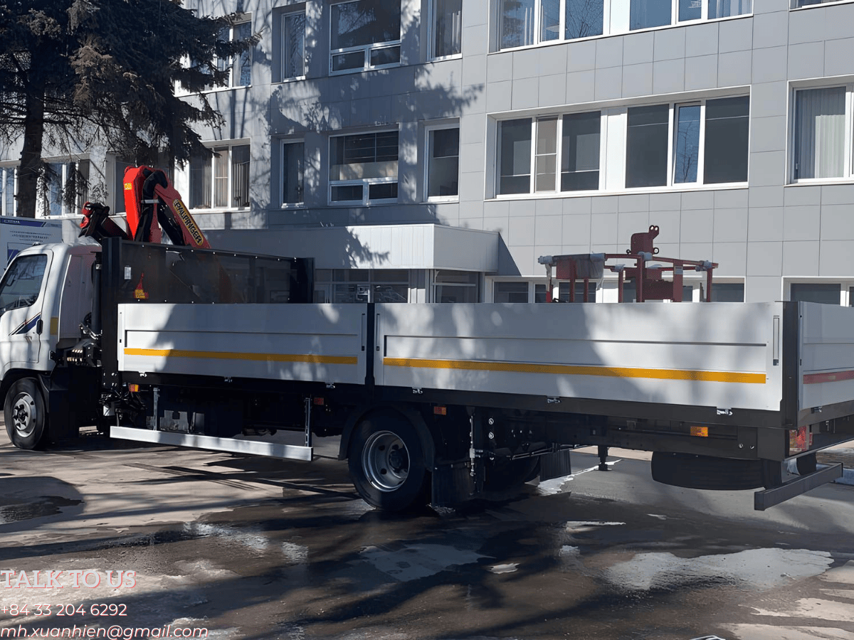 Cận cảnh các khớp nối và hệ thống thủy lực của cẩu Palfinger PK 8500, thể hiện rõ thiết kế nhỏ gọn và công nghệ tiên tiến từ Áo.