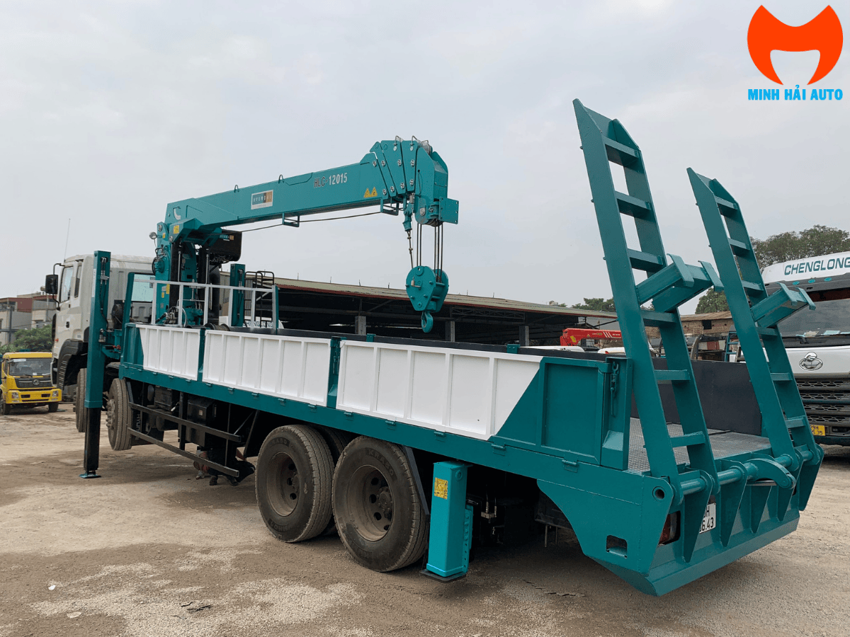 Cận cảnh cần cẩu Everdigm HLC-12015 5 khúc đang hoạt động, với các thanh cần màu vàng vươn dài.