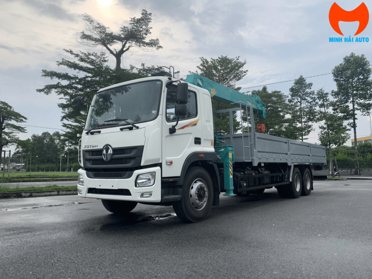 Cận cảnh cần cẩu gập 6 đốt Hyundai HLC-7016 tải trọng 6 tấn được lắp đặt trên xe tải Thaco C160.