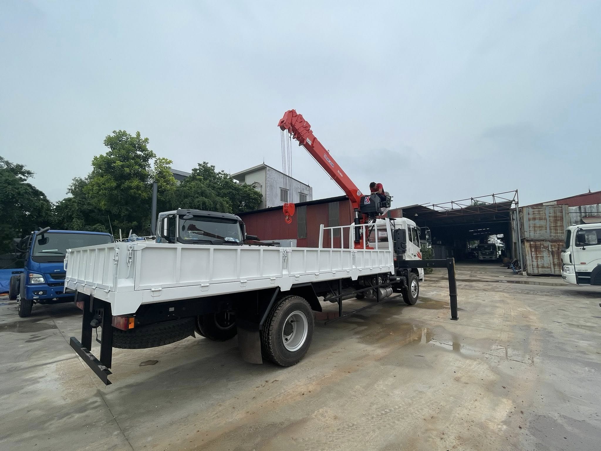 Cận cảnh cần cẩu Kanglim KS1056 5 tấn 6 đốt được lắp trên xe tải Dongfeng B180.