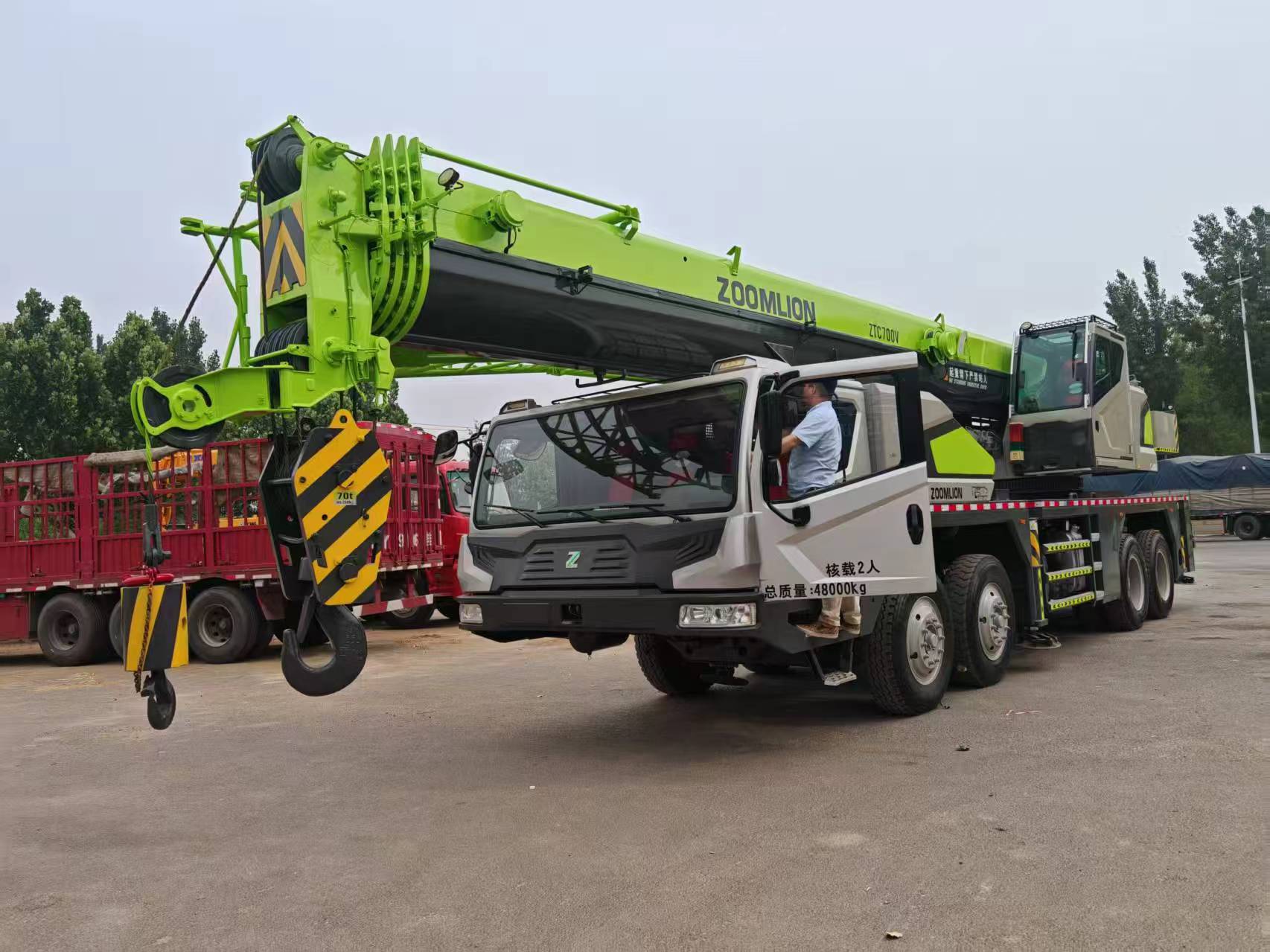 Cận cảnh cần trục của xe cẩu bánh lốp 70 tấn đang nâng kết cấu thép.