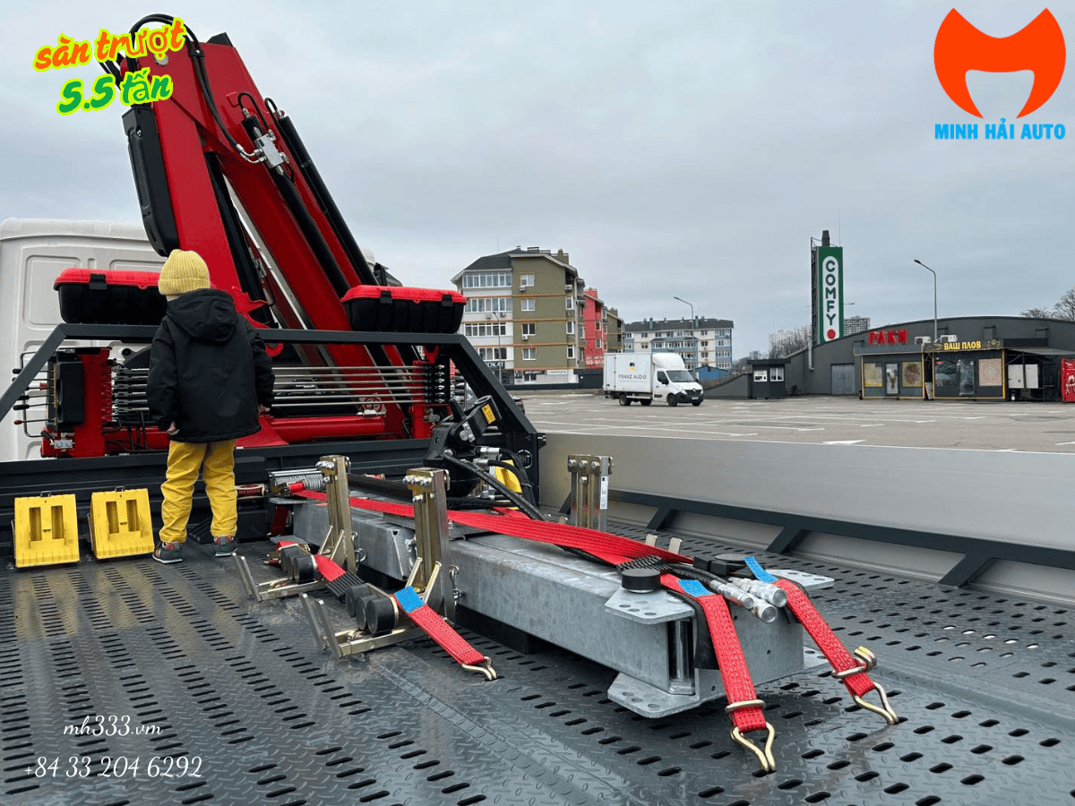 Cận cảnh cẩu gập Minh Hải trang bị trên xe cứu hộ sàn trượt gắn cẩu, thể hiện sự cứng cáp và linh hoạt.