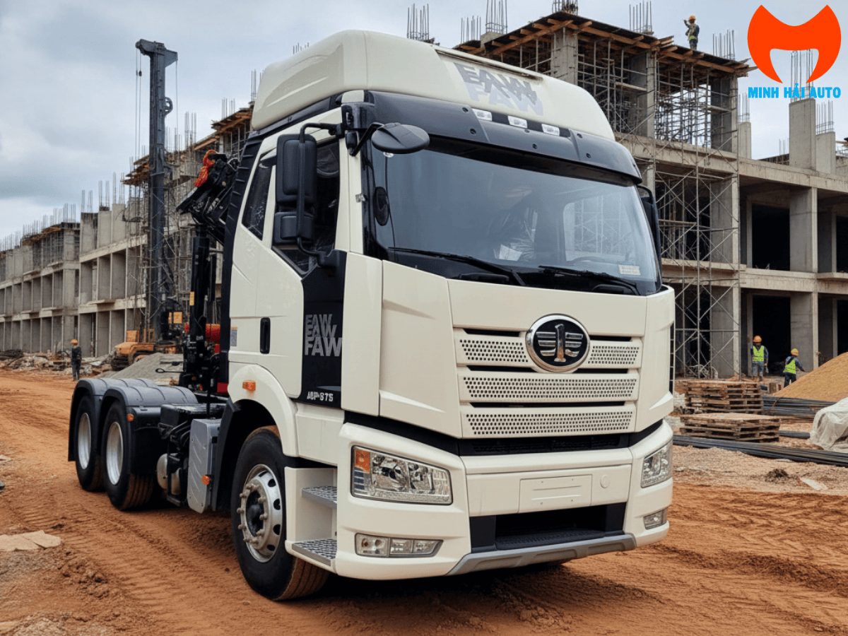 Cận cảnh cẩu gập Palfinger 10 tấn PK 23500 được lắp đặt phía sau cabin xe đầu kéo FAW