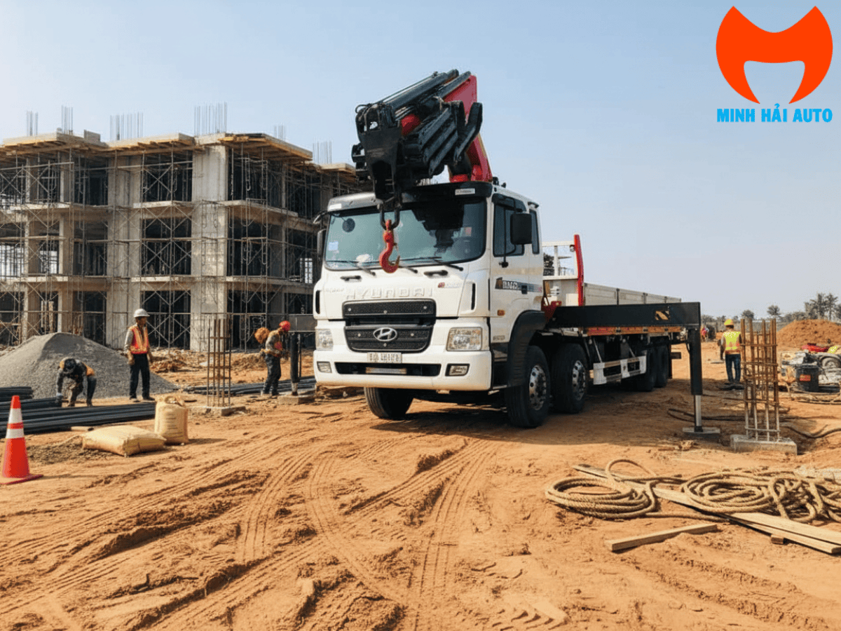 Cận cảnh cẩu gấp robot Palfinger PK 32080 model C (12 tấn) nhập khẩu Châu Âu, với 5 khúc vươn xa 11.9m và sức nâng 8100kg.