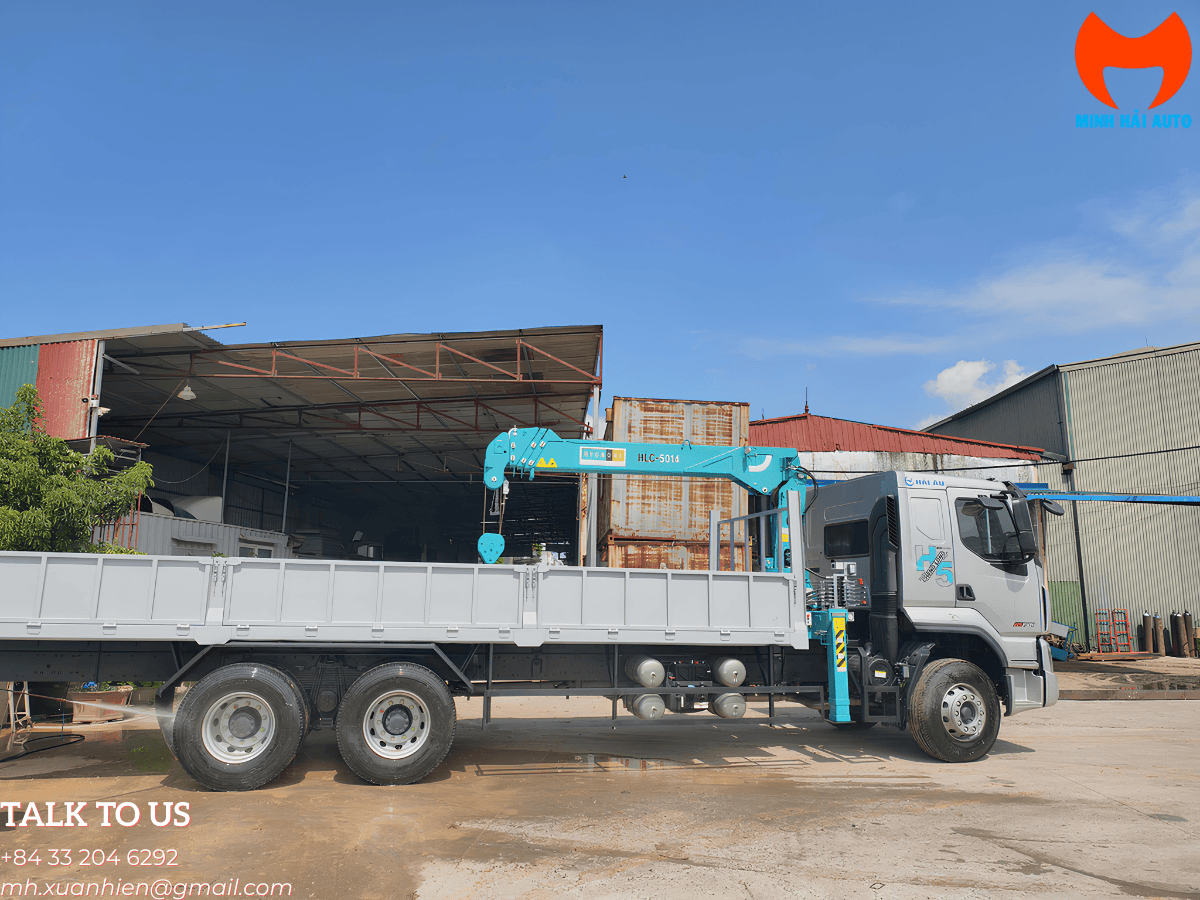 Cận cảnh cẩu HLC 5 tấn 4 đốt vươn cần tối đa 10.7m tại một công trình.