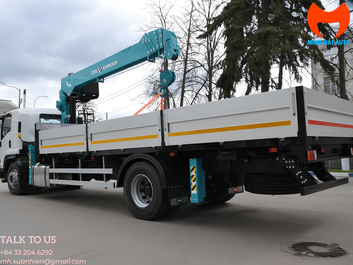 Cận cảnh cẩu HLC-7016 6 đốt cần đang vươn ra tại công trình xây dựng.