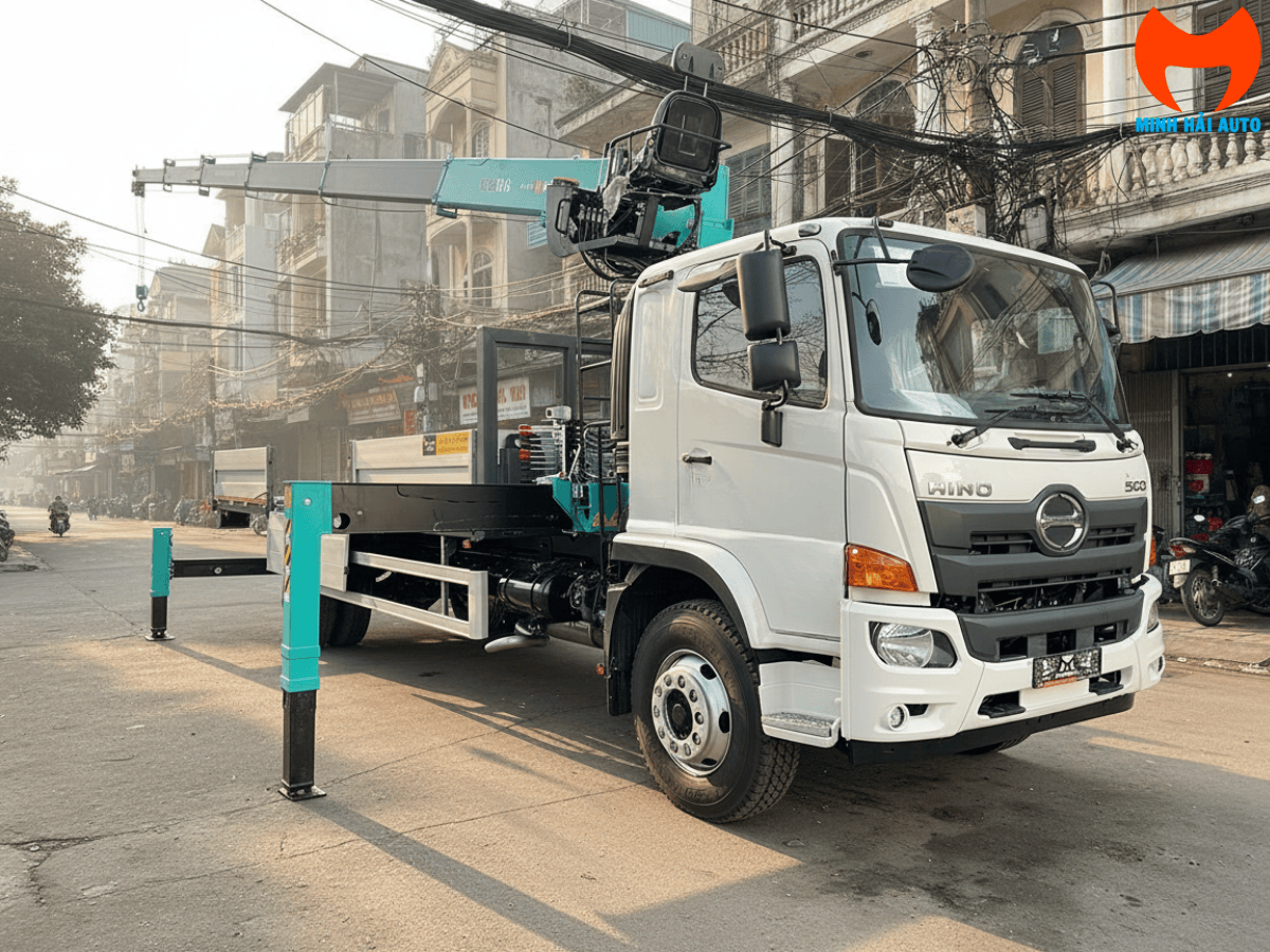 Cận cảnh cẩu Hyundai HLC-7016 6 tấn với 6 đốt cần lục giác đang duỗi thẳng, thể hiện bán kính làm việc 16.2m.