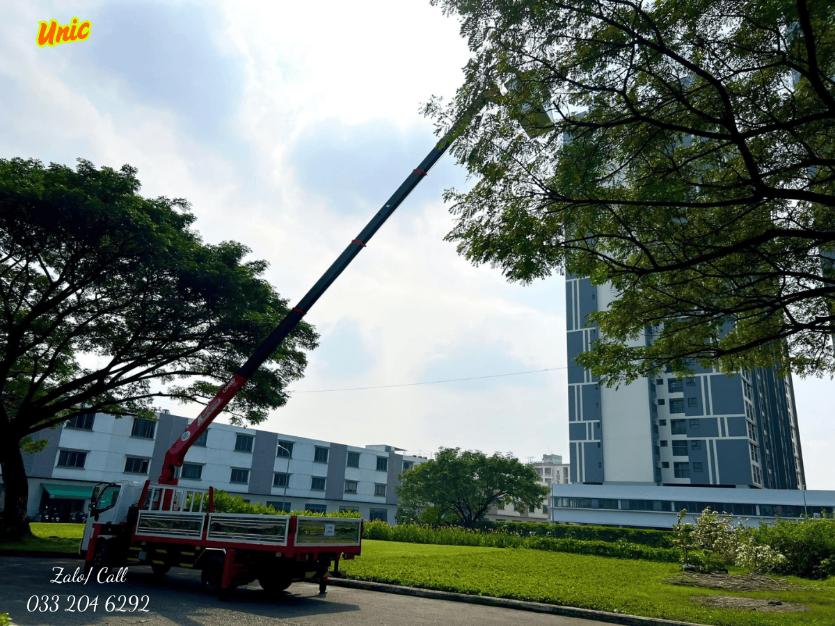 Cận cảnh cẩu tự hành Unic UR-V344 màu đỏ đang được lắp đặt trên xe tải Hino tại xưởng.