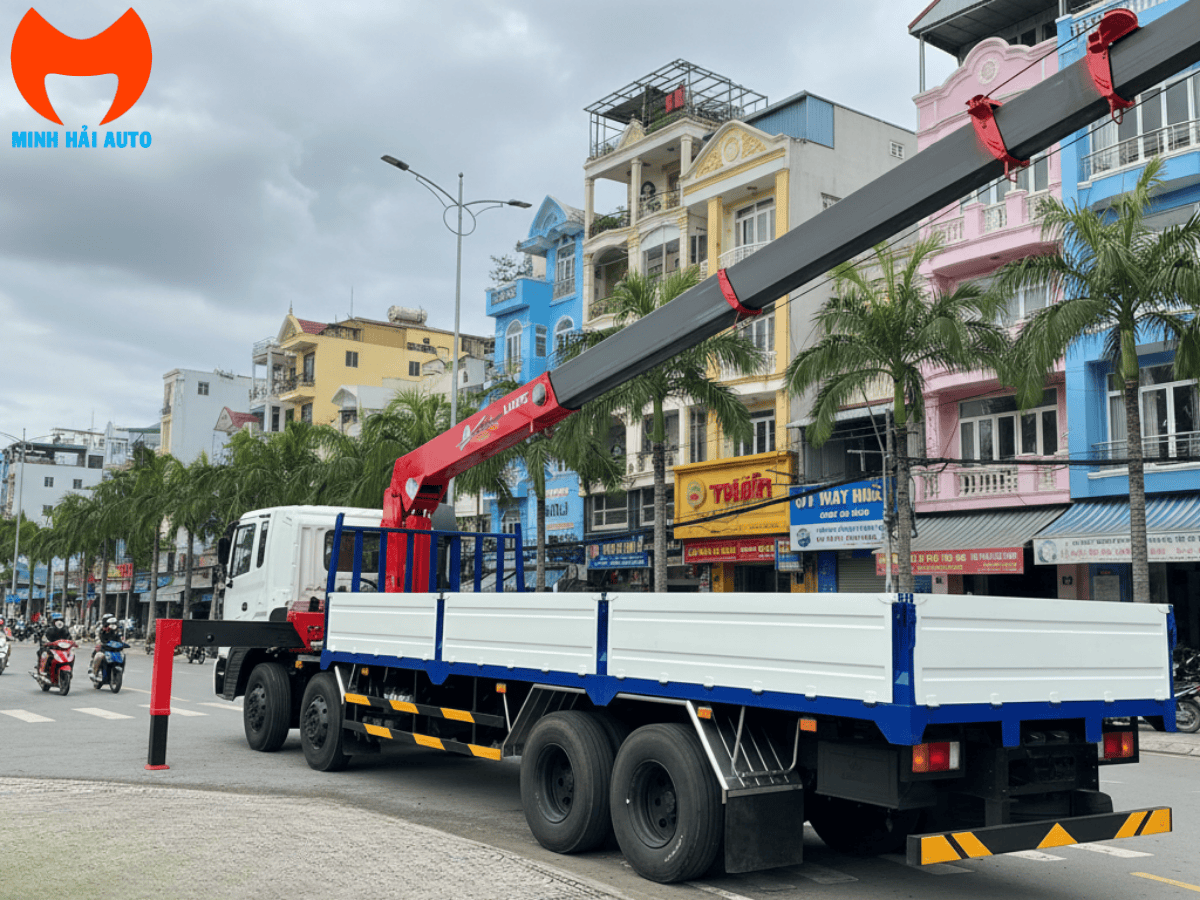 Cận cảnh cẩu UNIC URV805YK-CNB 8 tấn với 5 đoạn cần đang vươn ra.