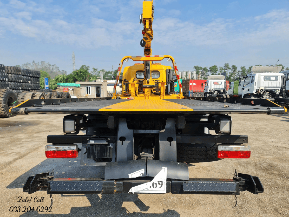 Cận cảnh cẩu XCMG 4 tấn trên xe cứu hộ kéo chở cẩu Dongfeng 4 tấn.