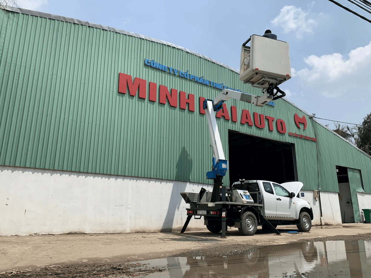 Cận cảnh chi tiết rổ nâng người 12m với bảng điều khiển hiện đại và không gian làm việc an toàn cho 2 người.