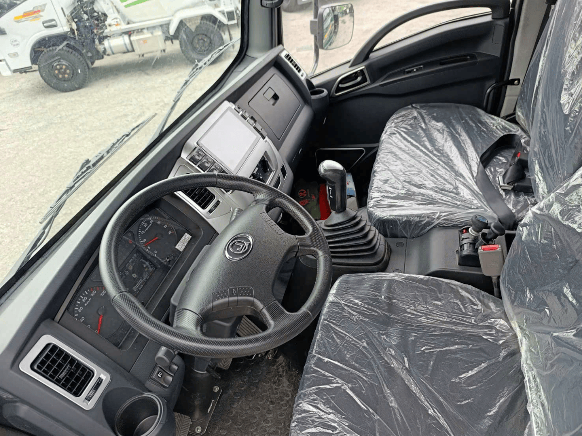 Cận cảnh chi tiết thùng ben bằng thép chắc chắn của xe tải Chiến Thắng 2 cầu dầu, cho thấy kết cấu bền bỉ phù hợp công việc nặng.