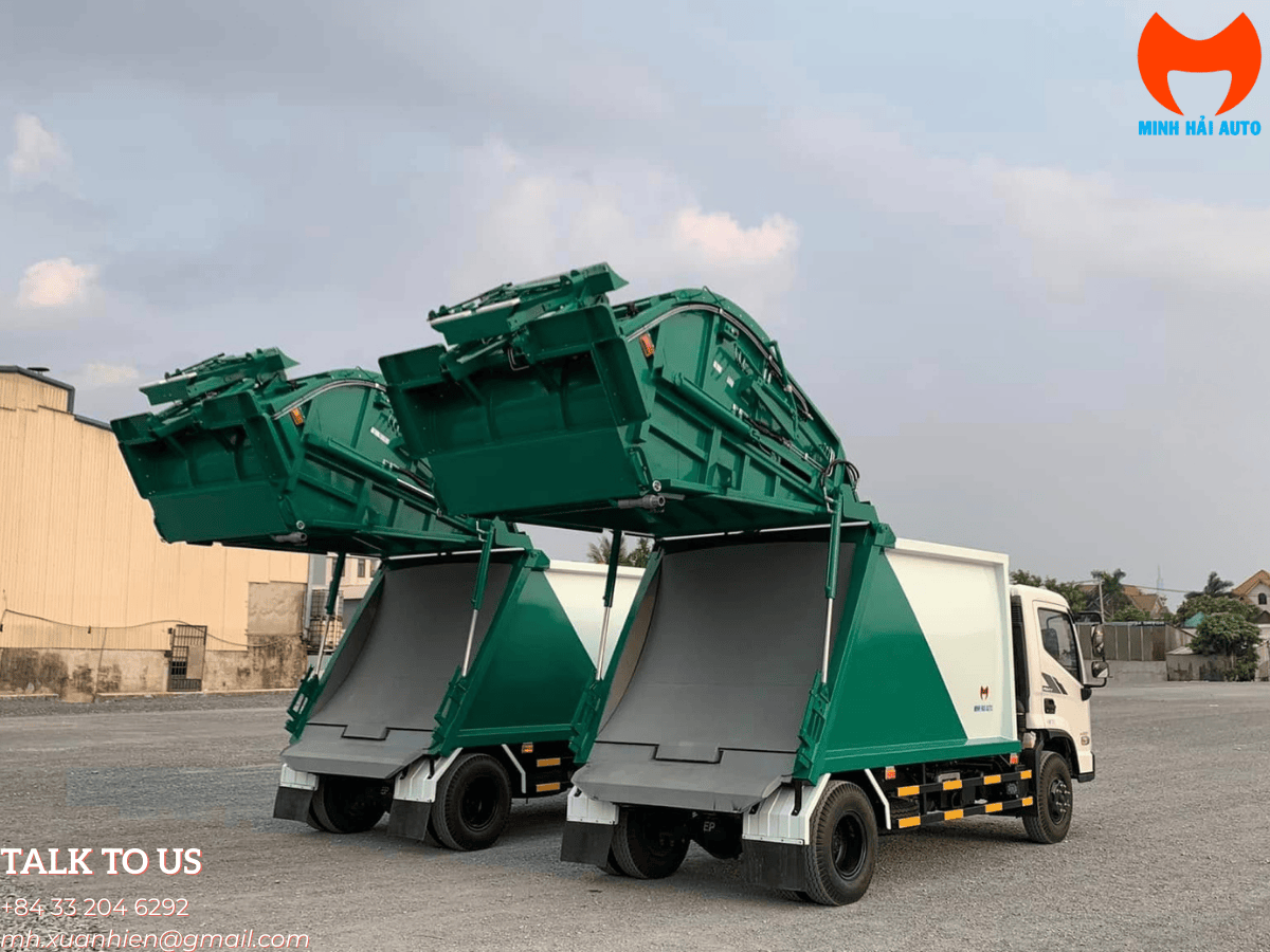 Cận cảnh cơ cấu càng gắp và máng ép của xe ép rác Hyundai 9 khối, thể hiện sự chắc chắn của hệ thống thủy lực.