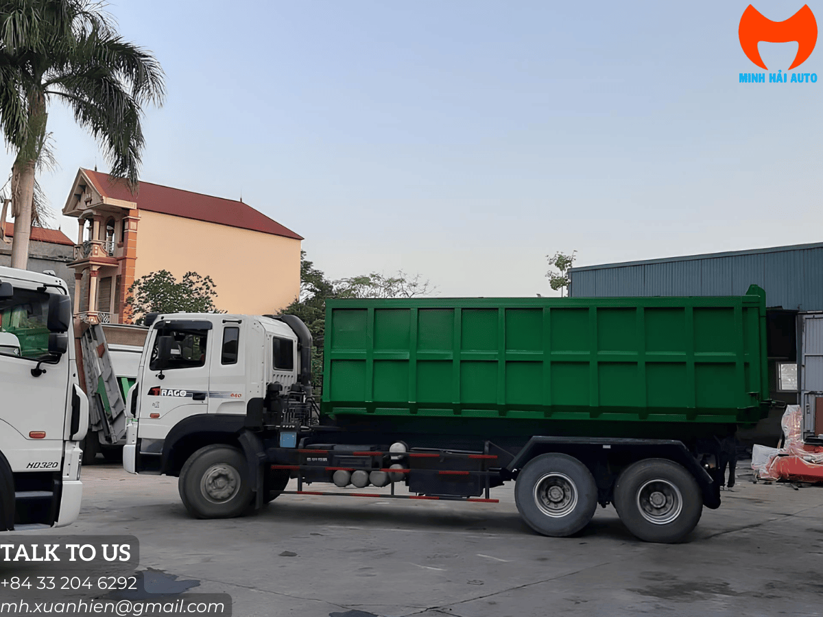 Cận cảnh cơ cấu hooklift của xe chở rác Hyundai đang thực hiện thao tác kéo thùng container 22 khối lên chassis một cách mạnh mẽ.