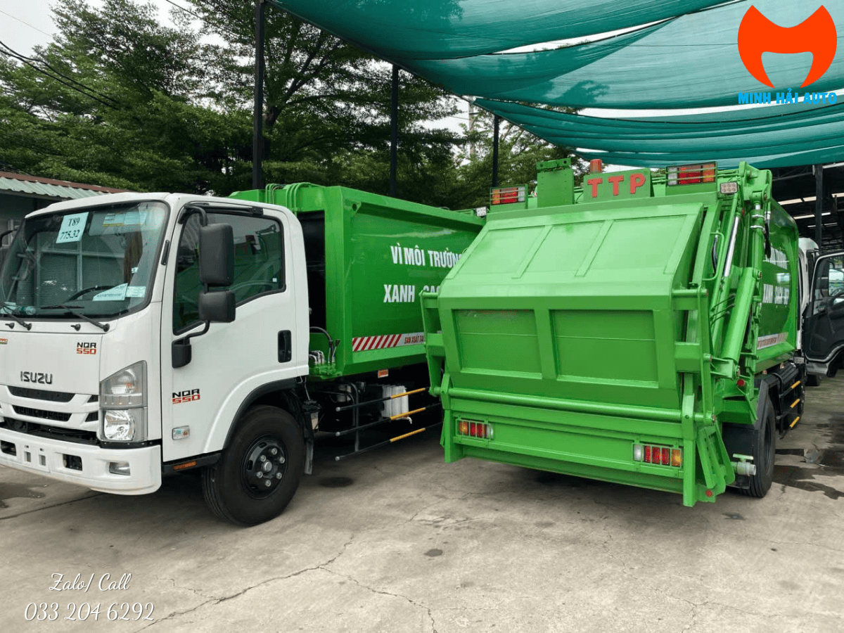 Cận cảnh cơ cấu nâng cặp thùng rác và hệ thống cuốn ép của xe ép rác môi trường 8 khối, thể hiện sự chắc chắn và hiện đại.